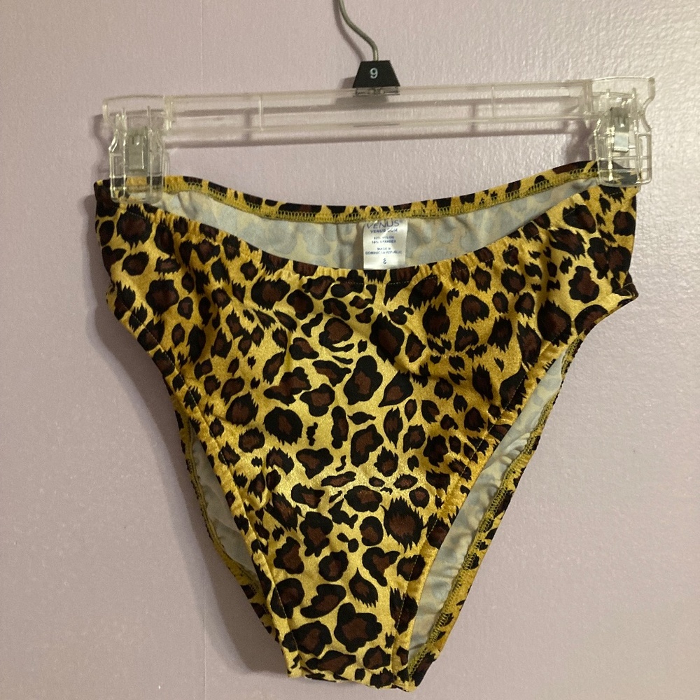 Cute leopard print bikini bottoms - size 8 - never worn